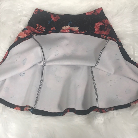 😍HOLLISTER Mini Skirt with multi colored floral🔥 - Picture 5 of 5